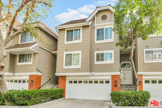 20950 Oxnard Street, Woodland Hills CA: https://media.crmls.org/mediaz/c808a356-61df-43d6-8c96-06885ac8a77a.jpg