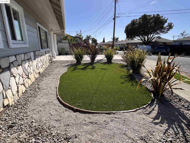 389 White Dr, Hayward CA: https://media.crmls.org/mediaz/c808b2f3-d180-4ddf-a5ba-80d5459799c6.jpg