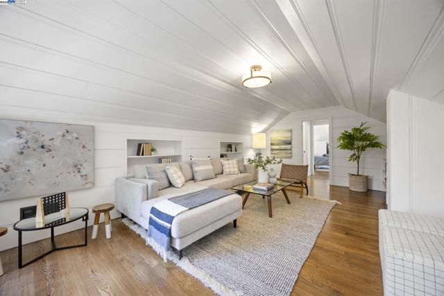 898 Union St, Alameda CA: https://media.crmls.org/mediaz/c80aa7f2-e372-46a5-a81a-e49f92f99f98.jpg