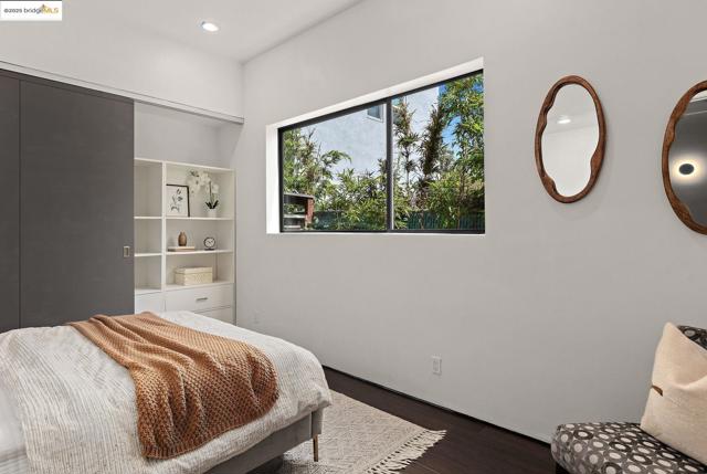 1406 San Pablo Ave, Berkeley CA: https://media.crmls.org/mediaz/c80b0135-cab4-46ee-976b-a8cafbe64d2b.jpg