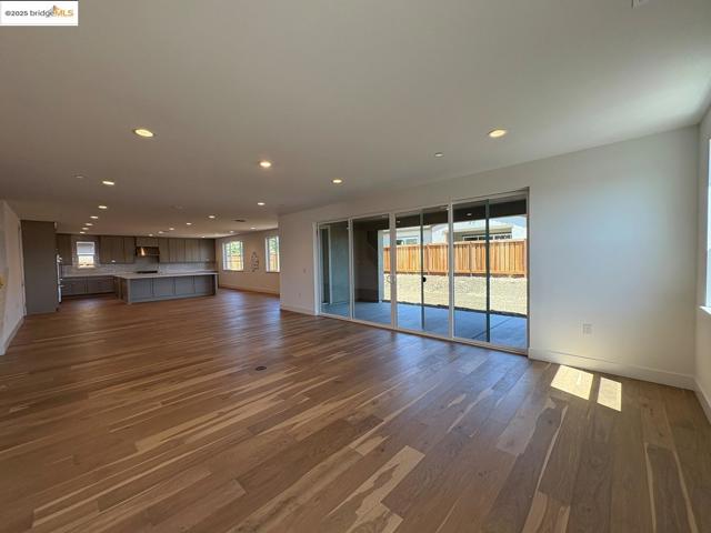 445 Trellis WAY, Brentwood CA: https://media.crmls.org/mediaz/c80c41c4-ebb4-417d-b725-c2be17caee2e.jpg
