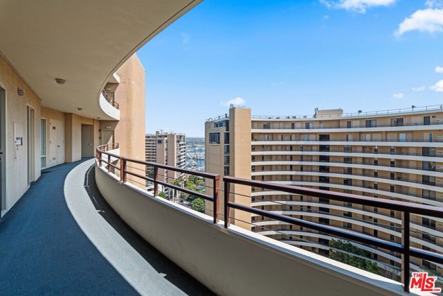 4316 Marina City Drive, Marina del Rey CA: https://media.crmls.org/mediaz/c80d2fb8-ffe4-4f8a-8529-2f30c254bf46.jpg