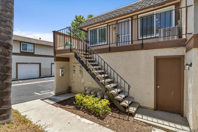 26258 Via Roble Ln,  CA: https://media.crmls.org/mediaz/c80e027f-2c98-4df1-94ce-aa9e28411f7f.jpg