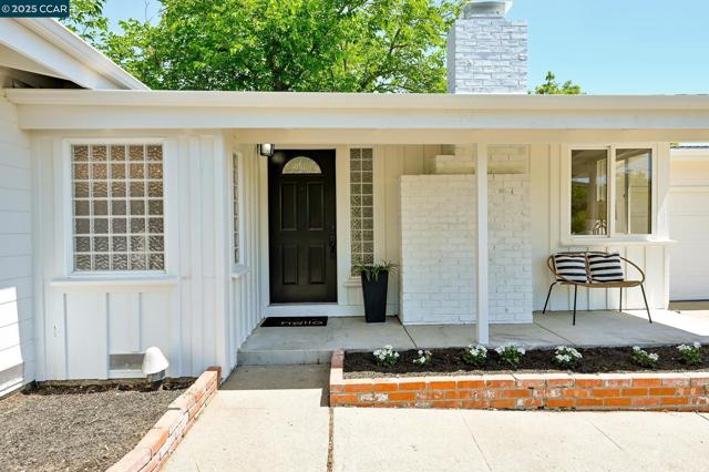 3352 Betty Ln, Lafayette CA: https://media.crmls.org/mediaz/c80e6523-c6b6-42d8-bf45-5137d519a5b0.jpg