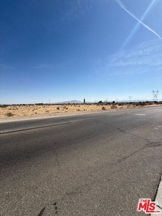1001 Del Cerro Street, Victorville CA: https://media.crmls.org/mediaz/c80ec786-1da6-4a45-a65c-af1a9d00b419.jpg