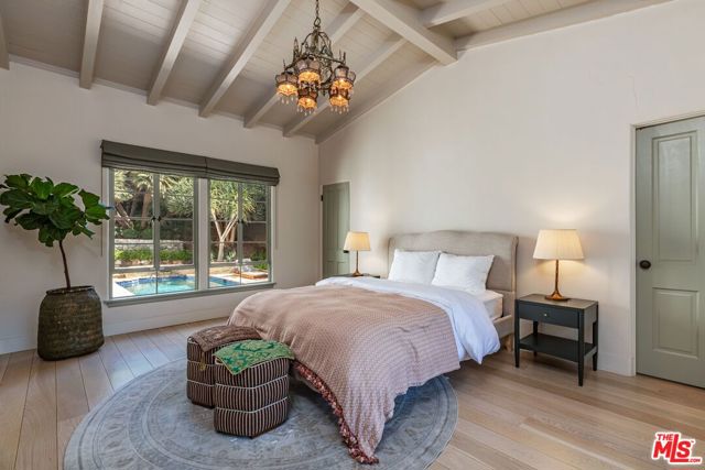 1136 N Doheny Drive, Los Angeles CA: https://media.crmls.org/mediaz/c80ed3bf-0451-49f1-b7d0-7a81e11d47e0.jpg