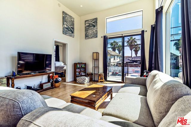 28 Ozone Avenue, Venice CA: https://media.crmls.org/mediaz/c81018c8-4510-42d6-8205-a538deadf1c0.jpg