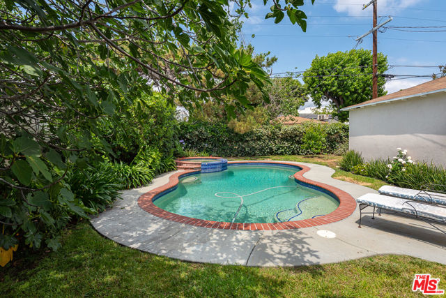 5831 BURNET Avenue photo 7
