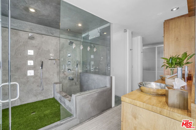 2911 Ocean Front Walk, Venice CA: https://media.crmls.org/mediaz/c81087fa-116f-42a0-ae56-92b8c5be06cd.jpg