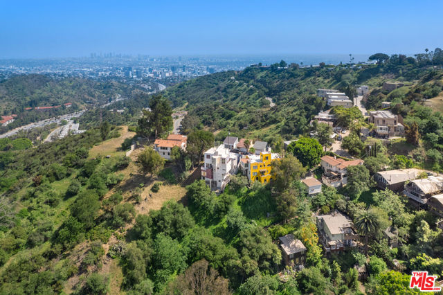 6933 Vanland Trail, Los Angeles CA: https://media.crmls.org/mediaz/c81105d1-a28b-419e-99fb-8c43fe11fce8.jpg