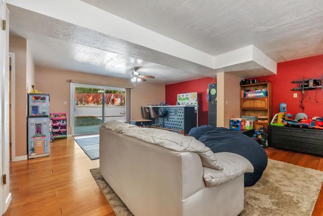 33 Woodcliff Court, Oakland CA: https://media.crmls.org/mediaz/c8115d9b-b49c-408c-953d-a44f00a97fa5.jpg
