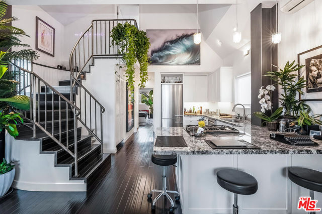 2515 Lincoln Boulevard, Venice CA: https://media.crmls.org/mediaz/c8121bc3-7b0d-4c3c-a54c-cda1a22a1647.jpg