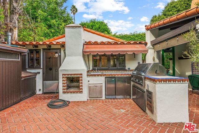 435 Loring Avenue, Los Angeles, California 90024, 4 Bedrooms Bedrooms, ,3 BathroomsBathrooms,Single Family Residence,For Sale,Loring,24464419