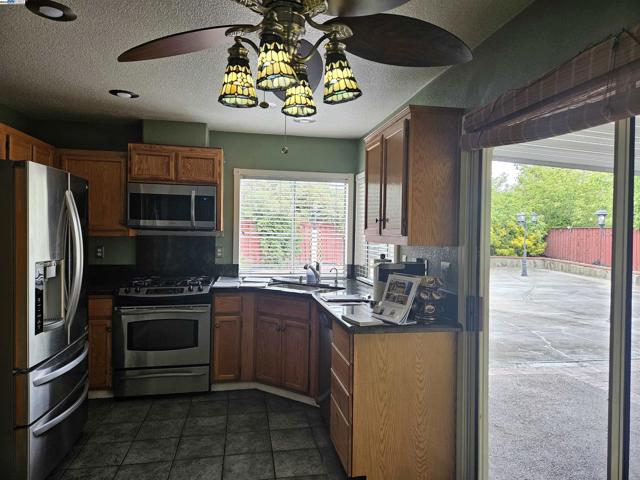 24909 Avocado Ct, Hayward CA: https://media.crmls.org/mediaz/c813baaa-f36b-41e7-87ec-33e15b5c9a45.jpg