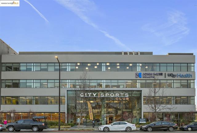 121 City Limits Cir, Emeryville CA: https://media.crmls.org/mediaz/c81491c7-dfb0-44f8-9f48-0ce4d93b8d92.jpg