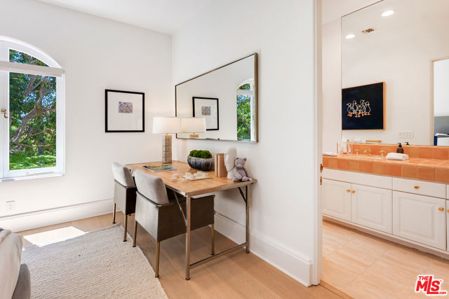 812 N Bedford Drive, Beverly Hills CA: https://media.crmls.org/mediaz/c814e6ba-3aa9-41a2-aa45-f059bbaa5b26.jpg