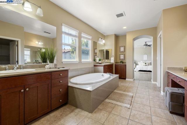670 W Privado Way, Mountain House CA: https://media.crmls.org/mediaz/c816b708-0c48-4d8a-8294-472527bb6b9b.jpg