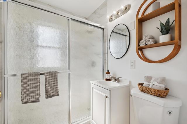 108 Cypress St, Alameda CA: https://media.crmls.org/mediaz/c818bb94-e4ec-4ec5-8b14-0d5077b98241.jpg