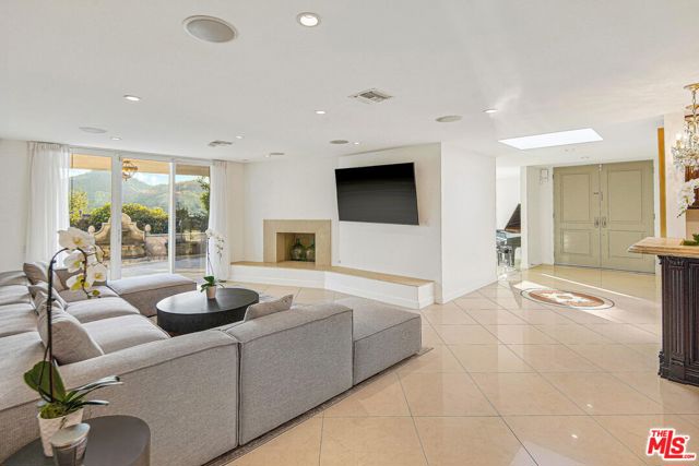 9620 Highridge Drive, Beverly Hills CA: https://media.crmls.org/mediaz/c818bc8a-e035-4a16-b860-ea6313c05266.jpg
