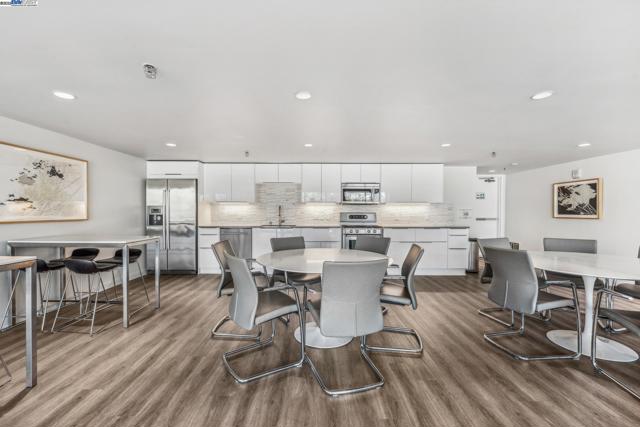 222 Broadway, Oakland CA: https://media.crmls.org/mediaz/c81906b9-6611-4e59-8e15-b6874b2bb379.jpg