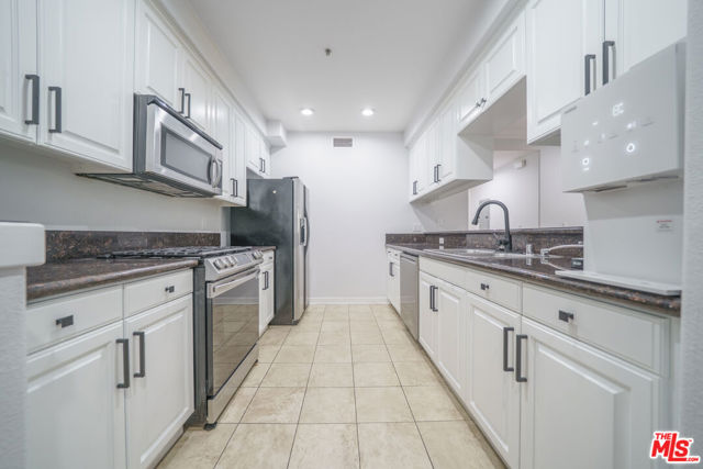 1401 S St Andrews Place, Los Angeles CA: https://media.crmls.org/mediaz/c819a7da-14cd-4b76-bf8a-eb6eca83abcd.jpg