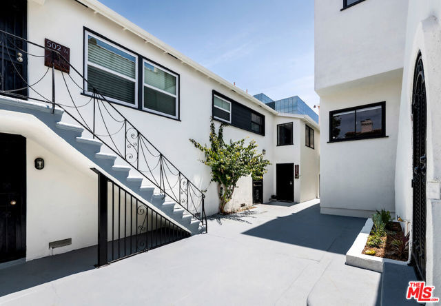 502 Smithwood Drive, Beverly Hills CA: https://media.crmls.org/mediaz/c819e161-6f79-4edb-84a7-f24b245b3b35.jpg