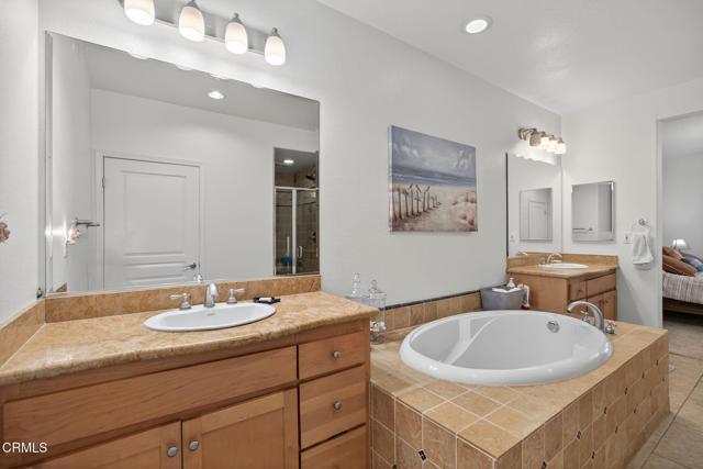 1423 Windshore Way, Oxnard CA: https://media.crmls.org/mediaz/c81a5684-402f-4a6a-8427-800d895c3341.jpg