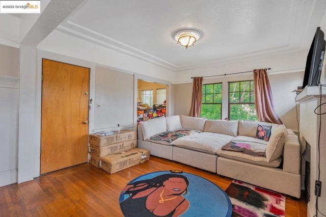 5537 Claremont Ave, Oakland CA: https://media.crmls.org/mediaz/c81a9777-5da7-47a7-a009-39e6ff3009a5.jpg