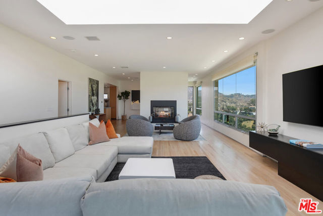 2742 Creston Drive, Los Angeles CA: https://media.crmls.org/mediaz/c81b3af5-1324-4454-8805-b60e211de172.jpg