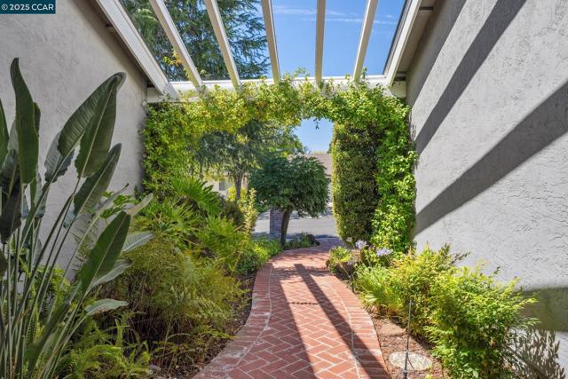 3245 Newport Court, Walnut Creek CA: https://media.crmls.org/mediaz/c81b7364-6f20-44f8-badf-066edc3a14e1.jpg