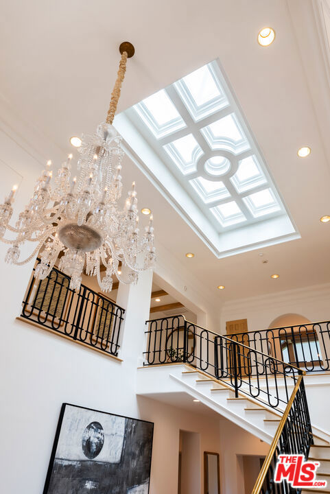 812 N Bedford Drive, Beverly Hills CA: https://media.crmls.org/mediaz/c81b8a73-231b-470d-b7a6-402b78dcf9bb.jpg