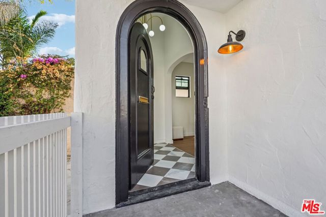 2353 Lucerne Avenue, Los Angeles CA: https://media.crmls.org/mediaz/c81c0db9-f73a-4aed-ad94-234331e05301.jpg