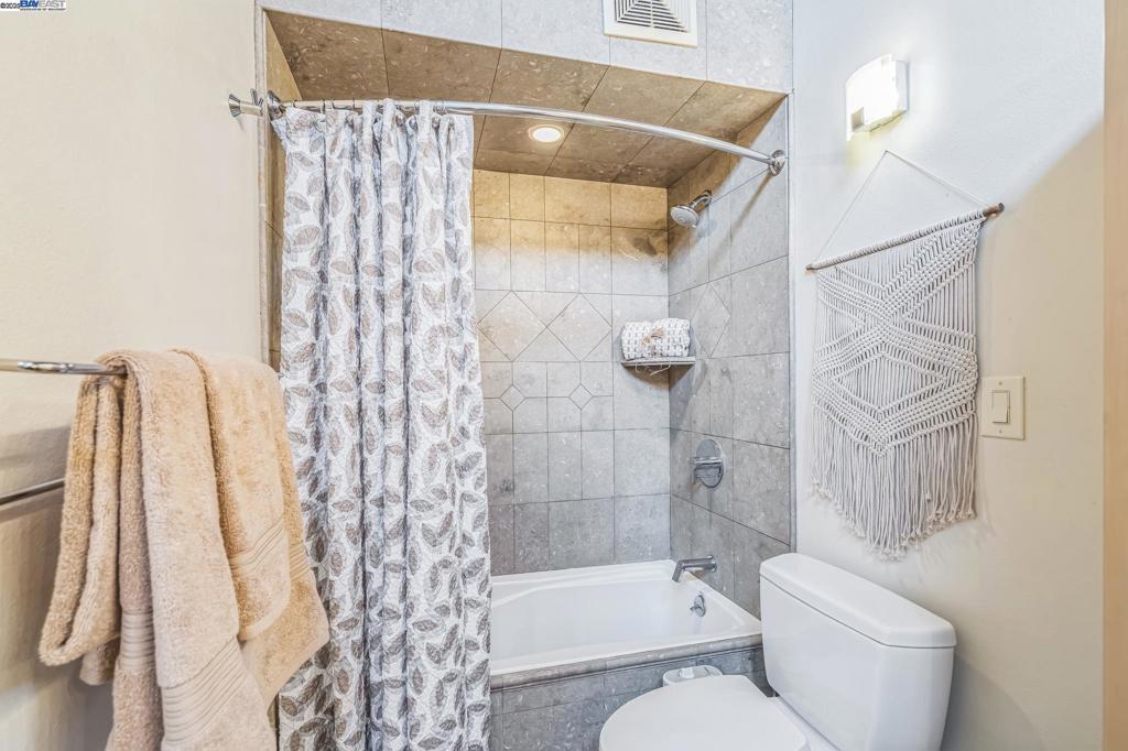 https://media.crmls.org/mediaz/c81cde0e-ac96-4154-8bea-37595c5956df.jpg?preset=X-Large