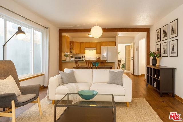 643 Santa Clara Avenue, Venice CA: https://media.crmls.org/mediaz/c81e82a0-a08c-4b4f-b519-31cf67f3a969.jpg