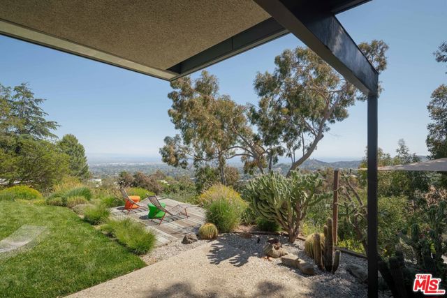 1531 N Tigertail Road, Los Angeles CA: https://media.crmls.org/mediaz/c81edc75-e505-47f9-b6f3-98745deaf6d4.jpg
