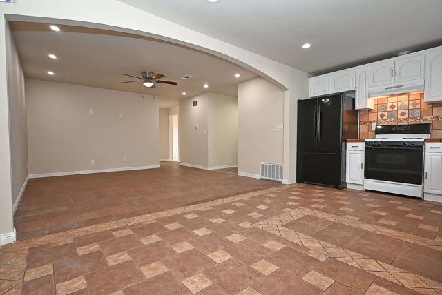 974 Walnut Dr, Oakley CA: https://media.crmls.org/mediaz/c81ef195-f593-4465-9cb0-348e2d3ef803.jpg