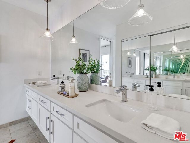 18111 Coastline Drive, Malibu CA: https://media.crmls.org/mediaz/c81efc75-d814-4d4e-8d42-c430a9ab2a84.jpg