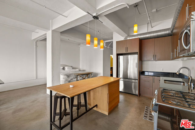 849 S Broadway, Los Angeles CA: https://media.crmls.org/mediaz/c81f3934-fde6-4794-9cde-eb5b1e435d43.jpg