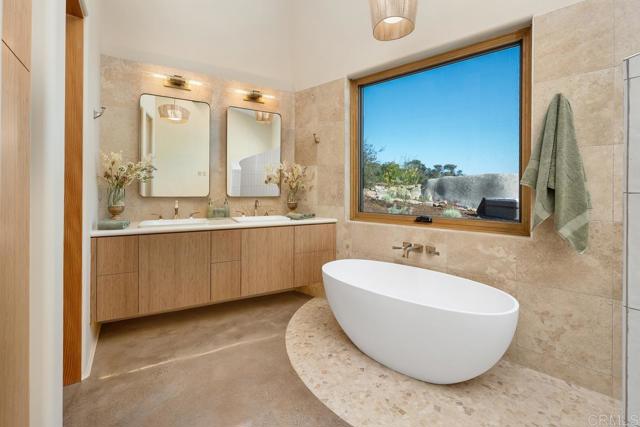 10027 Tall Oak Drive, Escondido CA: https://media.crmls.org/mediaz/c81fd73f-6f74-4022-8d4a-96a88e6bc033.jpg