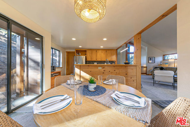 11504 Skislope Way, Truckee CA: https://media.crmls.org/mediaz/c8200b7c-5b41-468c-97f8-59c63a17f8ee.jpg