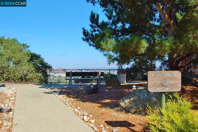 2748 Tice Creek Dr, Walnut Creek CA: https://media.crmls.org/mediaz/c8219c97-6c63-4460-92ee-fb47f4d3e03a.jpg