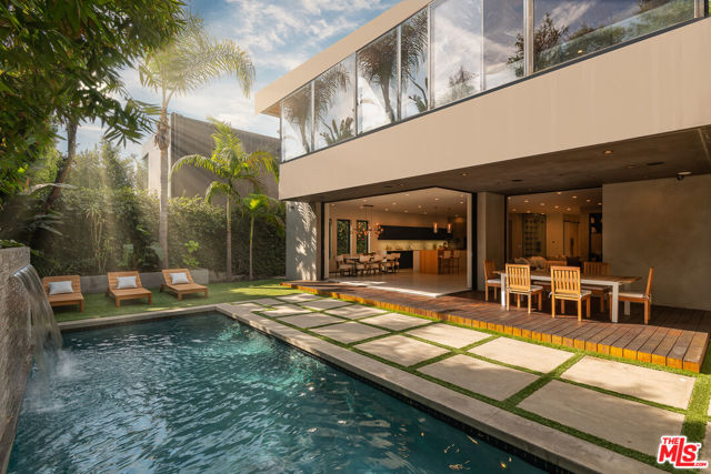 428 N La Jolla Avenue, Los Angeles CA: https://media.crmls.org/mediaz/c821b065-0a13-4b40-bda0-69f5b046b27a.jpg