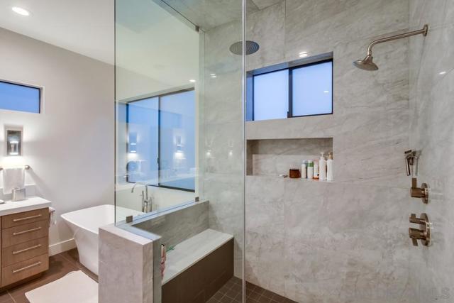 2885 Gate Three Place, Chula Vista CA: https://media.crmls.org/mediaz/c82250d6-8c0c-443f-a489-979cda9ff2e3.jpg