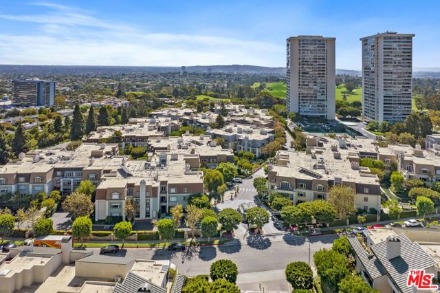 10118 Empyrean Way, Los Angeles CA: https://media.crmls.org/mediaz/c8231ecc-78ac-4221-a404-e169fb77d187.jpg