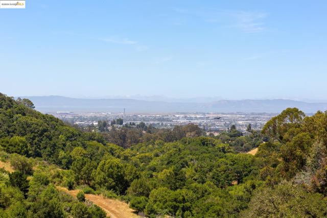 10353 Royal Oak Rd, Oakland CA: https://media.crmls.org/mediaz/c823c3be-7219-4558-92e7-023982cf0a7c.jpg