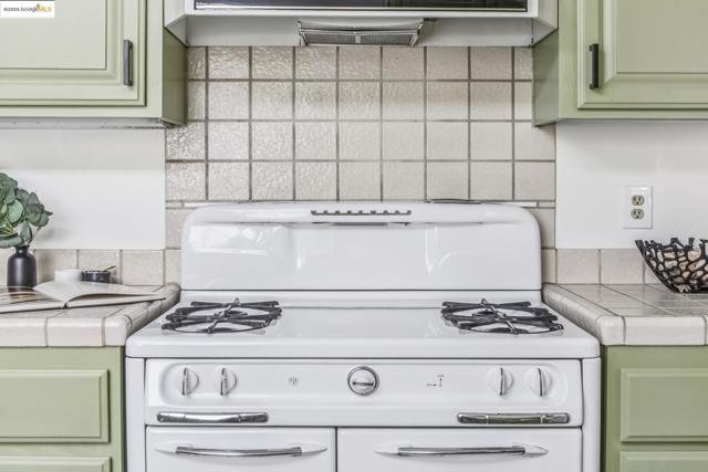 3176 Jordan Rd, Oakland CA: https://media.crmls.org/mediaz/c825823b-9db5-485e-a5eb-d3375278ae39.jpg