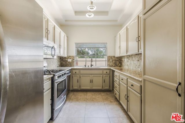 3131 E Hillcrest Drive, Westlake Village CA: https://media.crmls.org/mediaz/c825a47f-0f6b-4be3-85e3-9c9aec7670cd.jpg