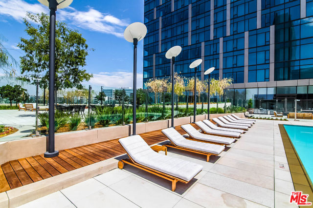 889 FRANCISCO Street, Los Angeles CA: https://media.crmls.org/mediaz/c825cbb7-f9a0-4ee0-a67a-5a812823af90.jpg