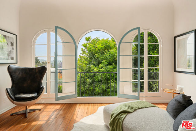 3716 Effingham Place, Los Angeles CA: https://media.crmls.org/mediaz/c82605e2-fbc4-4e83-9002-4f201b53118c.jpg