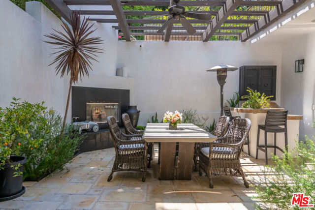 14318 Valley Vista Boulevard, Sherman Oaks CA: https://media.crmls.org/mediaz/c8282fb2-42c0-4032-8b1d-07401a766c70.jpg
